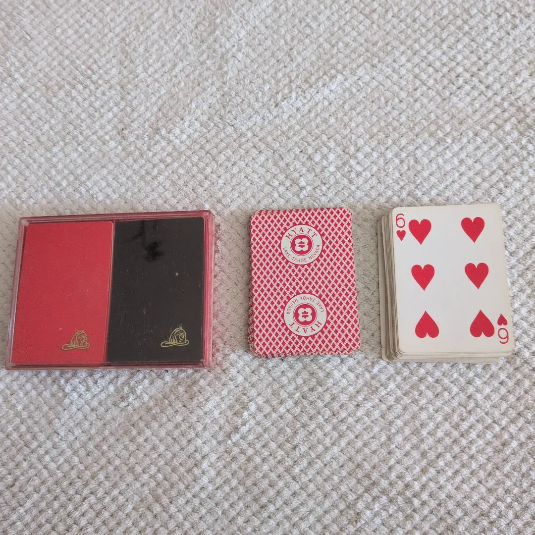 赤黒トランプ 金色ロゴ付き ケース付き