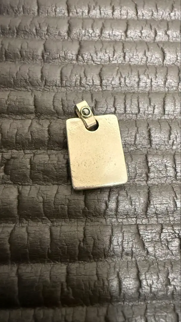 長方形の金属製ペンダント