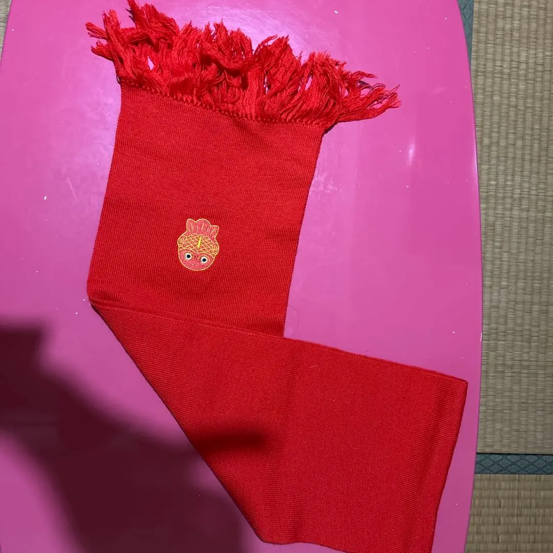 ゆうちょキャラクターお金魚ちゃん赤色フリンジ付きマフラー 魚の刺繍