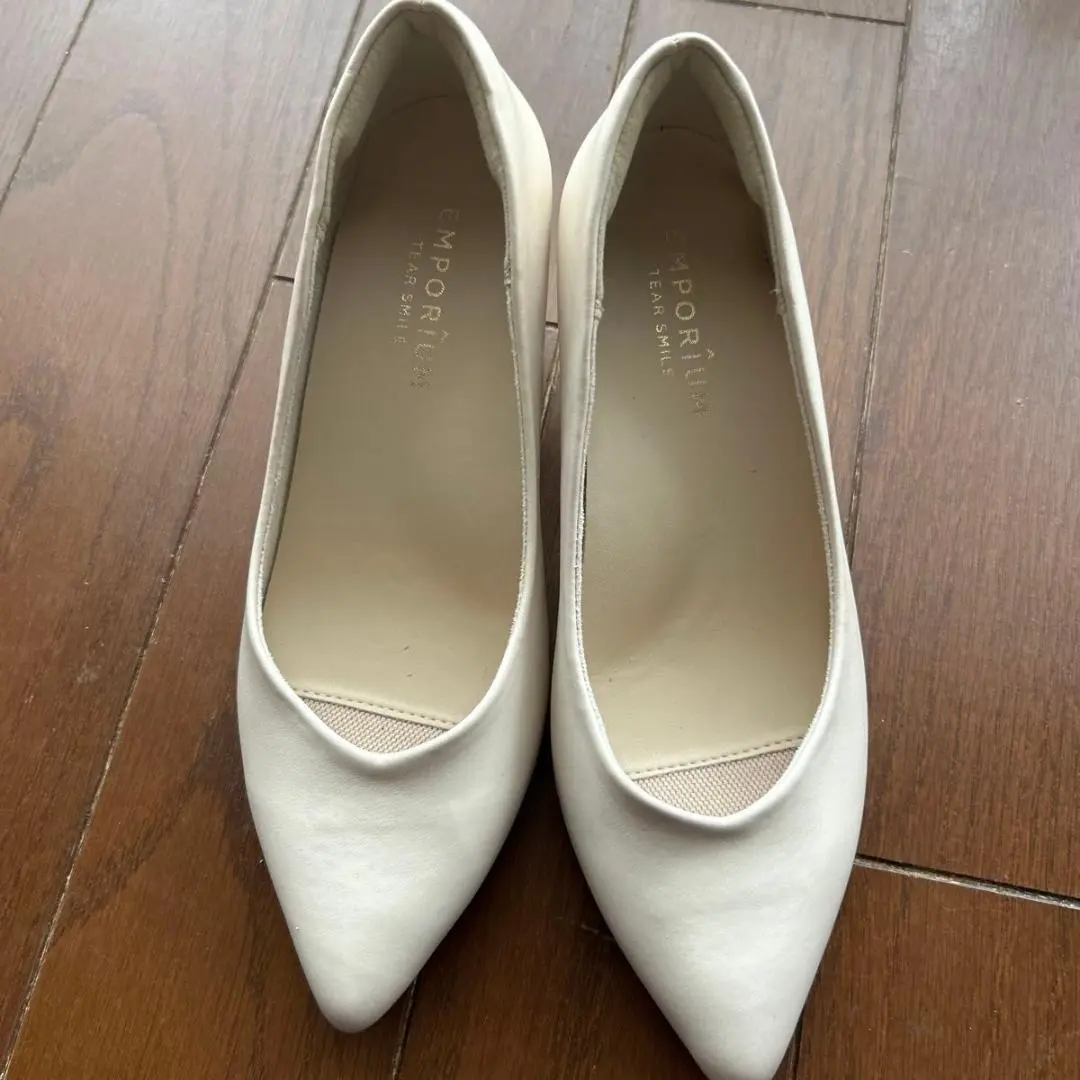 ホワイト ポインテッドトゥ パンプス
