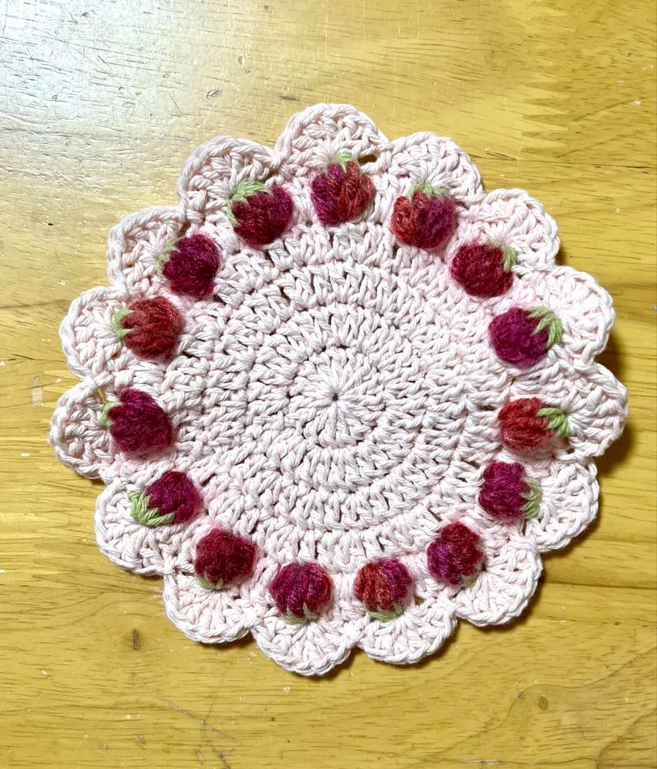かぎ編み　いちごのコースター　ピンク ハンドメイド