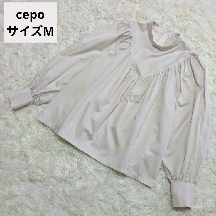 セポ【cepo】ベージュ系　フロントV字切替え　ふんわりシルエット　ハイネック