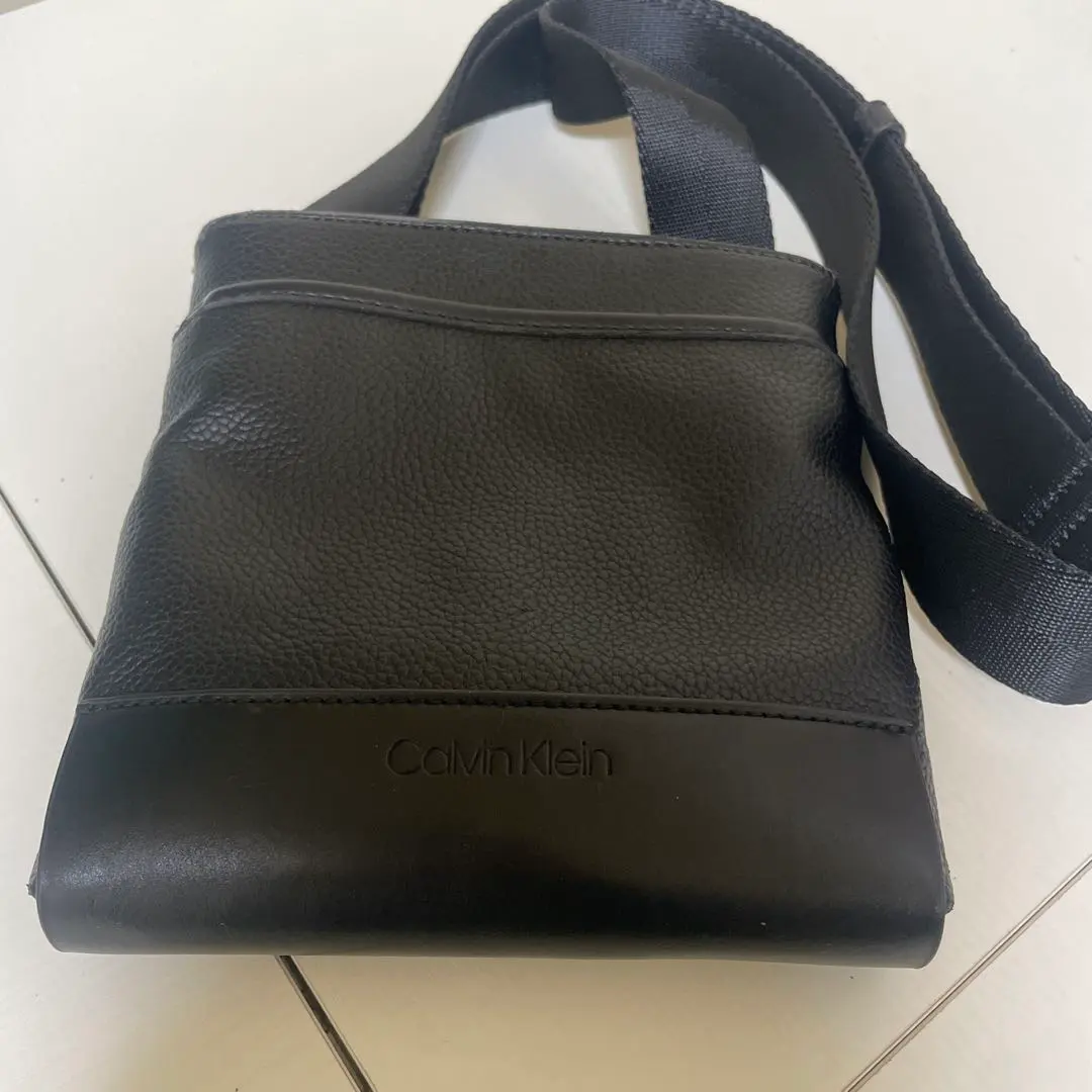 Calvin Klein（カルバン・クライン）レザー ショルダーバッグ ブラック