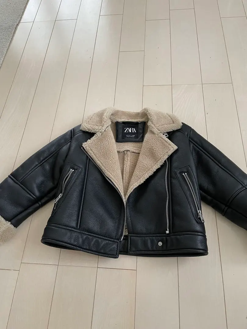 ZARA ボア付き黒ショートジャケット