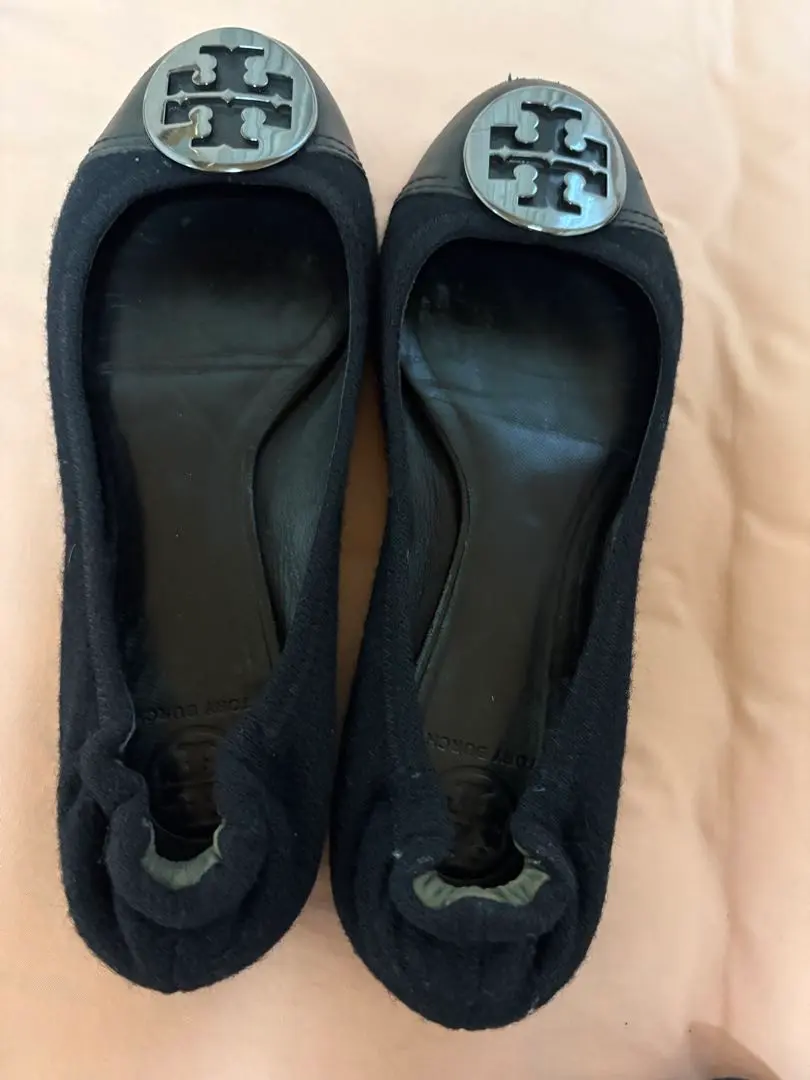 早い者勝ち！お得！トリーバーチ　黒 フラットシューズ ロゴ付き　8.5 冬仕様