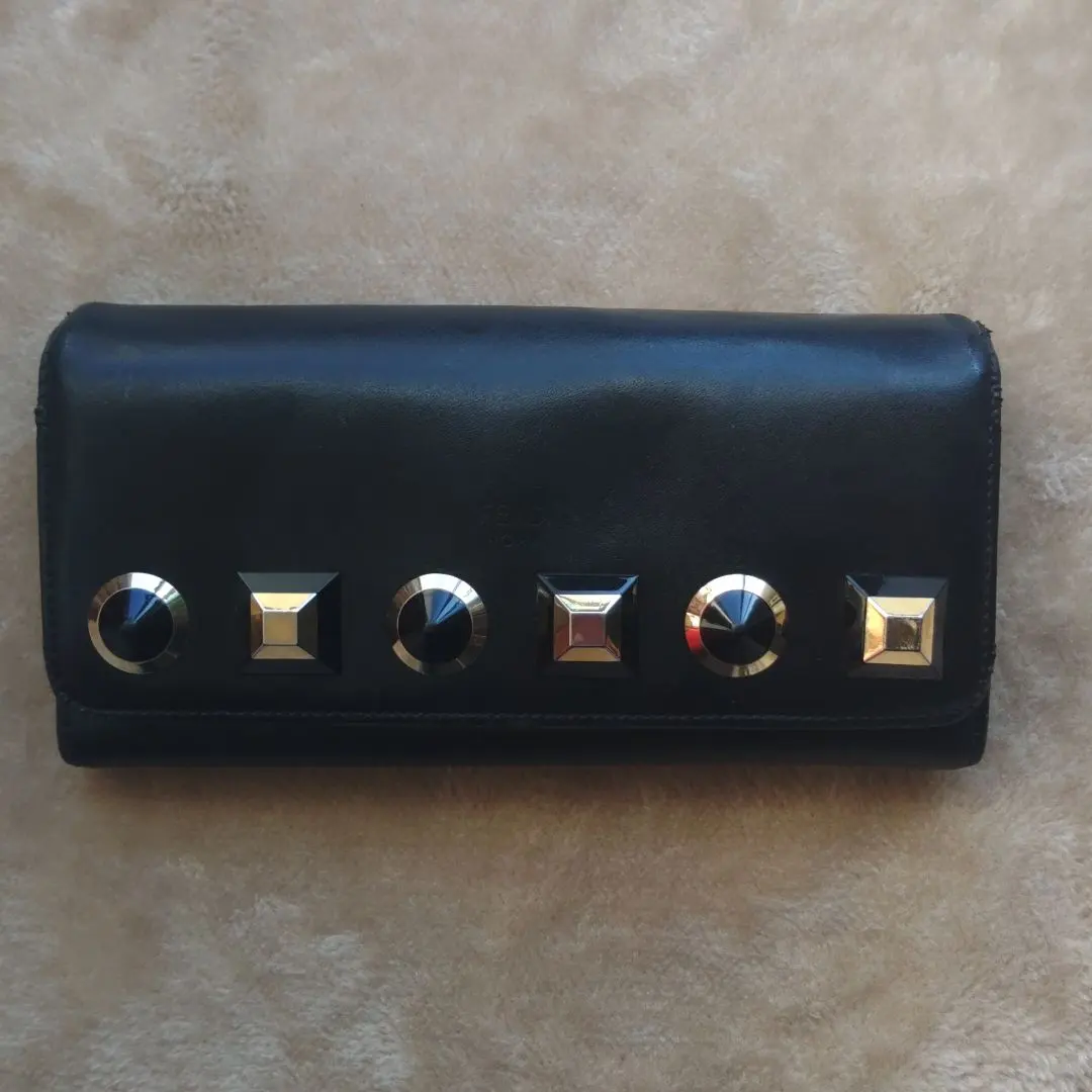 黒のレザー長財布 スタッズ付き