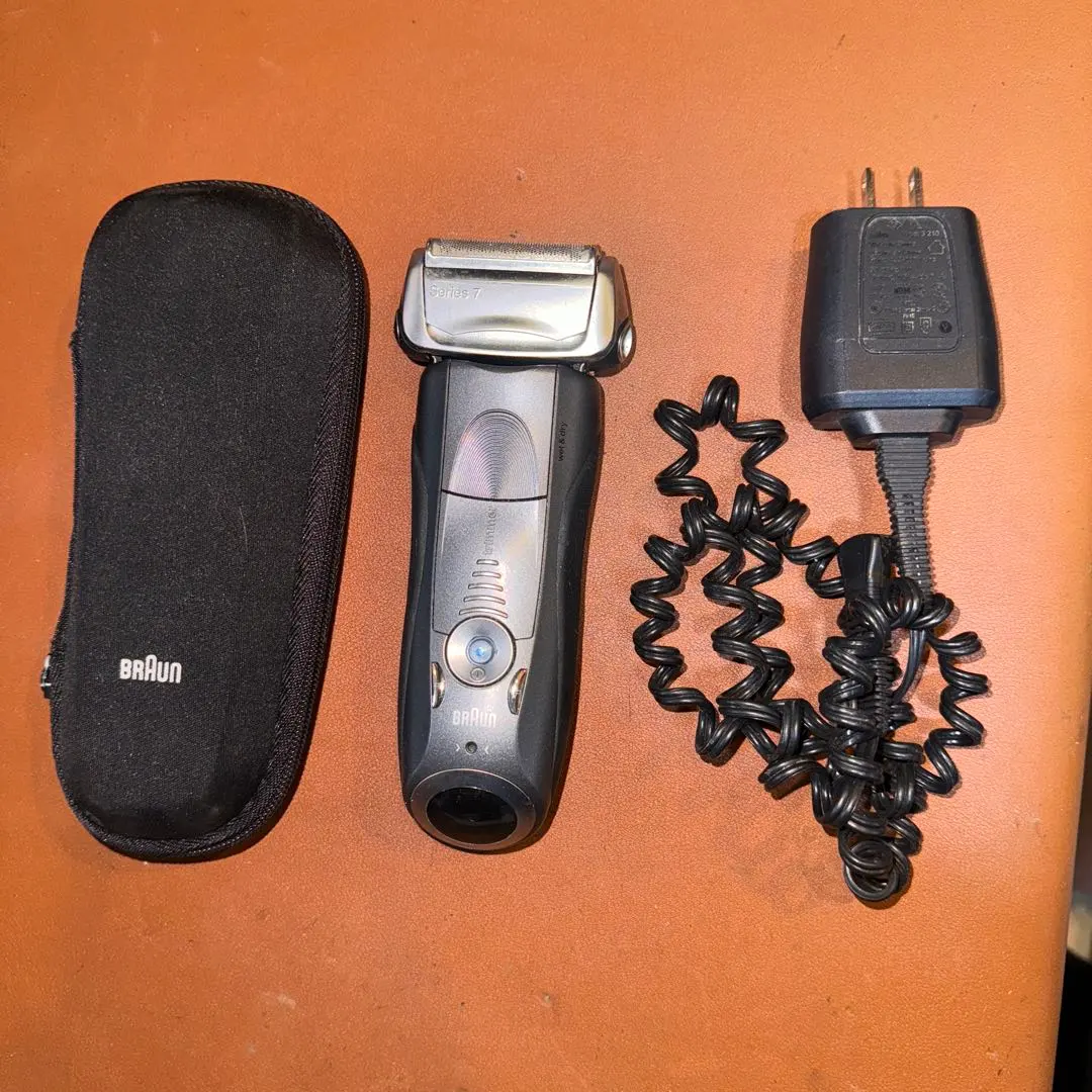 ブラウン　メンズ電気シェーバー　3枚刃　シリーズ7 ✨