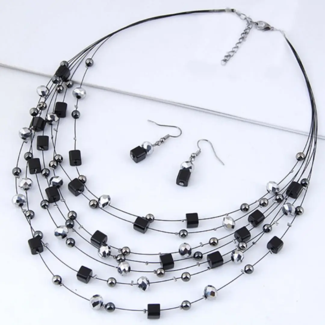 黒と銀色の多層ネックレスとピアスセット　７連ネックレス モノトーン