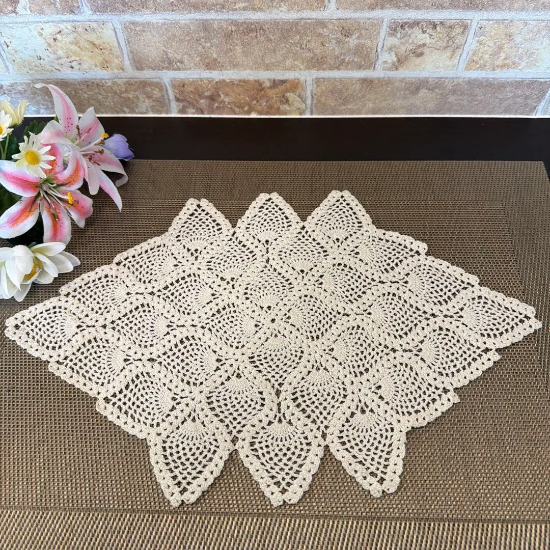 レース編みひし形ドイリー　パイナップル模様　ハンドメイド