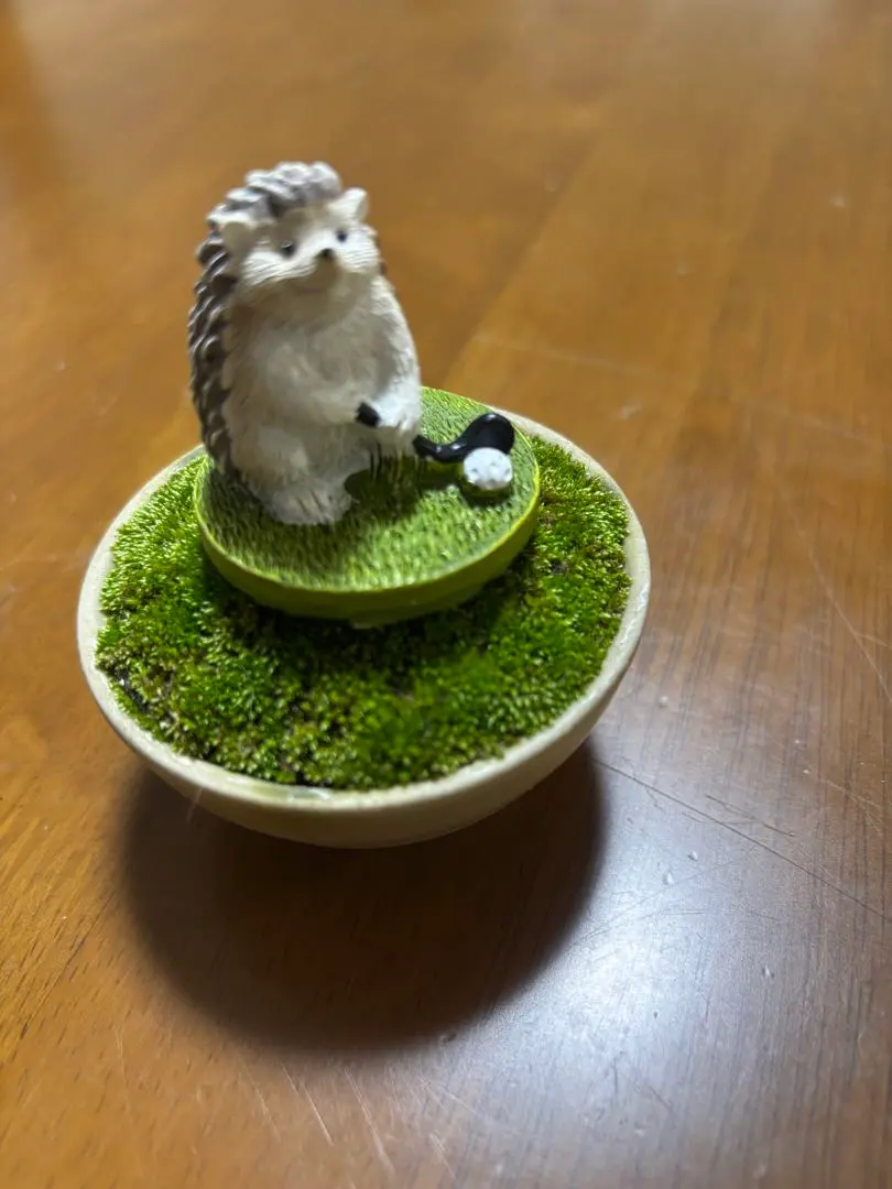 置物　苔玉アート　ミニチュア付き　ハリネズミのゴルファー