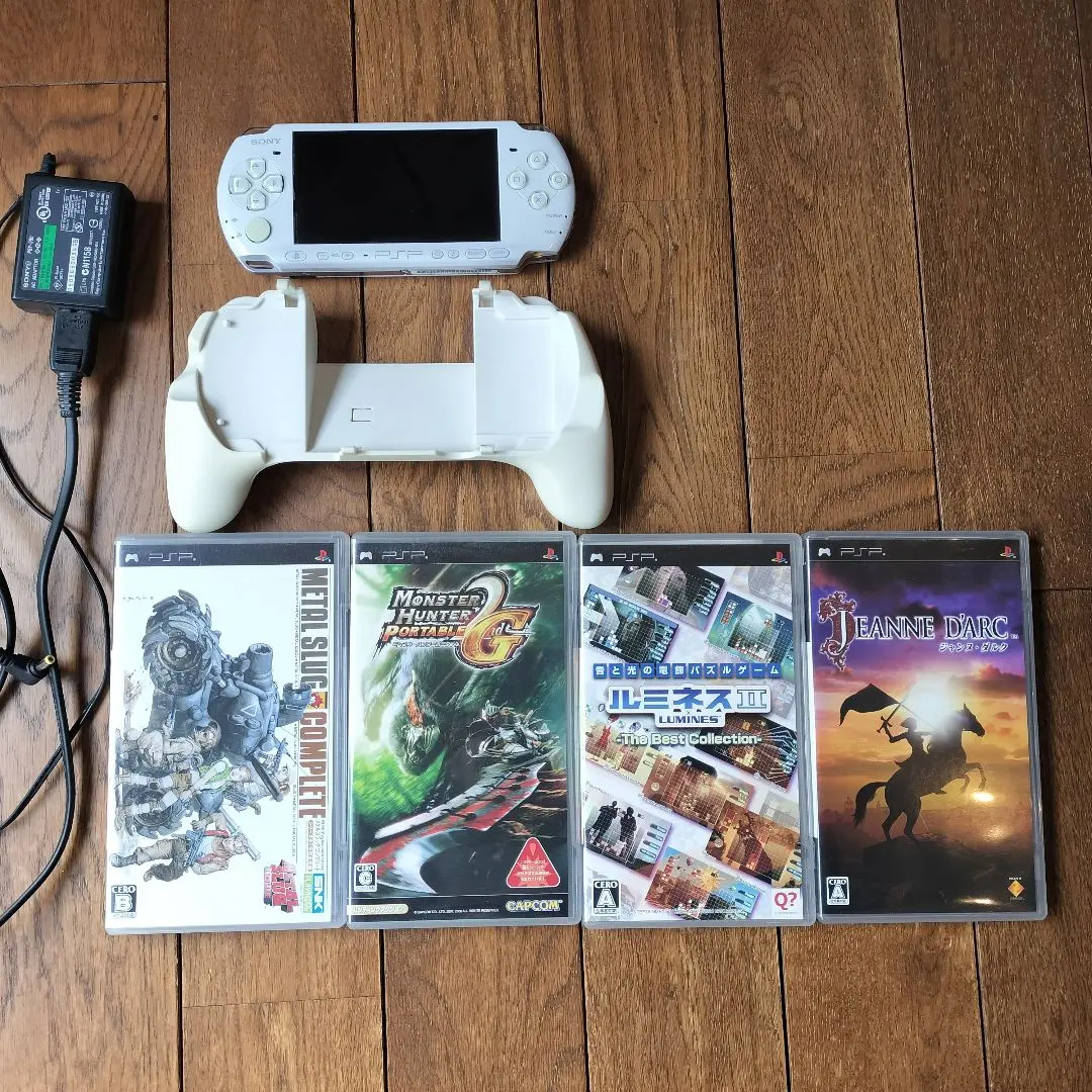 PSP-3000 バッテリー無し　STARTボタン無効　ソフト、備品付き　白