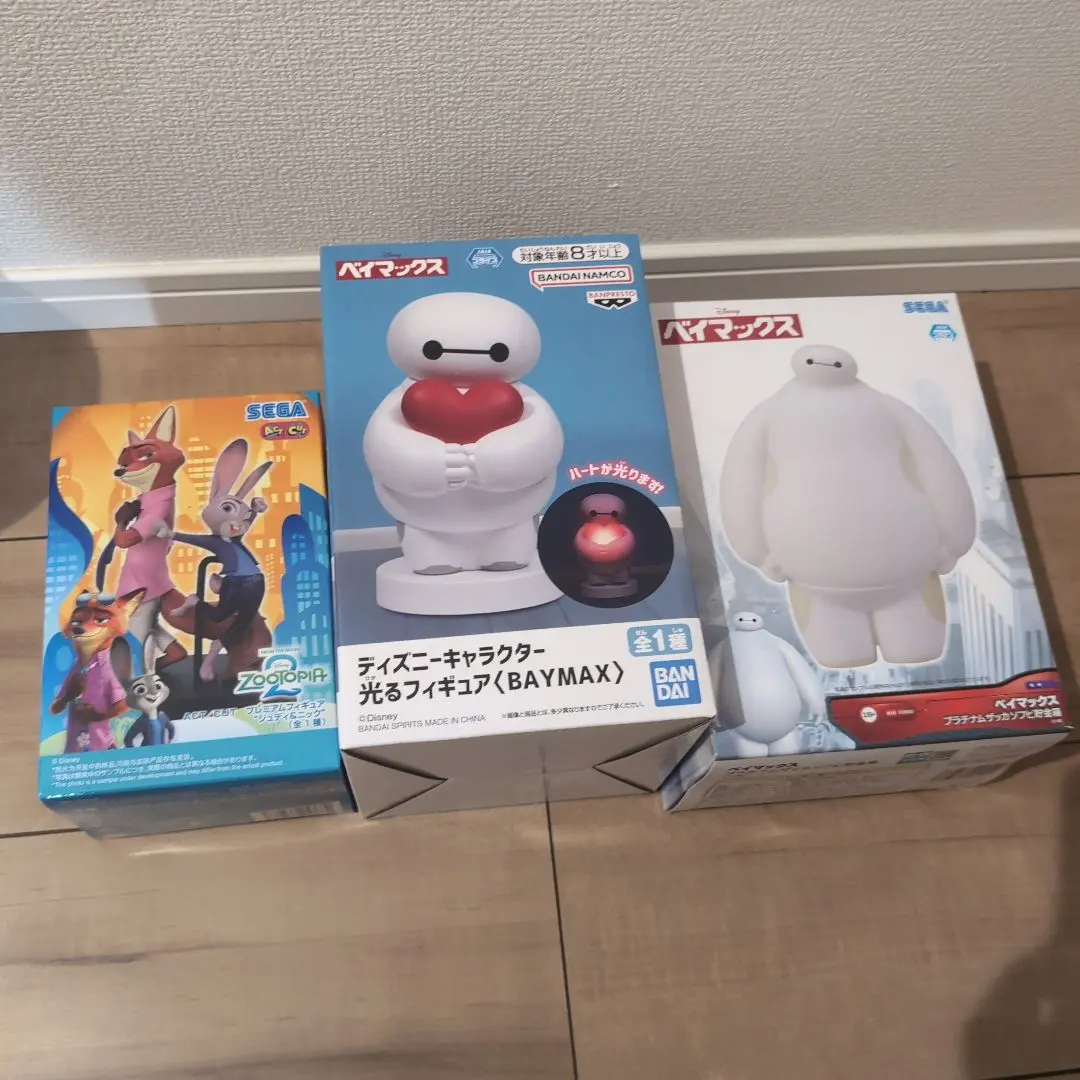 ディズニー ベイマックス貯金箱　光るフィギュア　ズートピア　フィギュアセット
